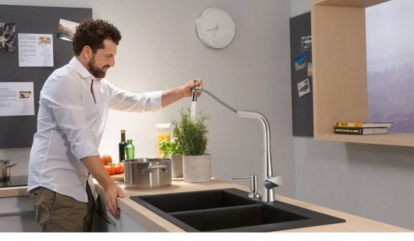 So sánh vòi rửa bát dây rút loại kéo ra và kéo xuống